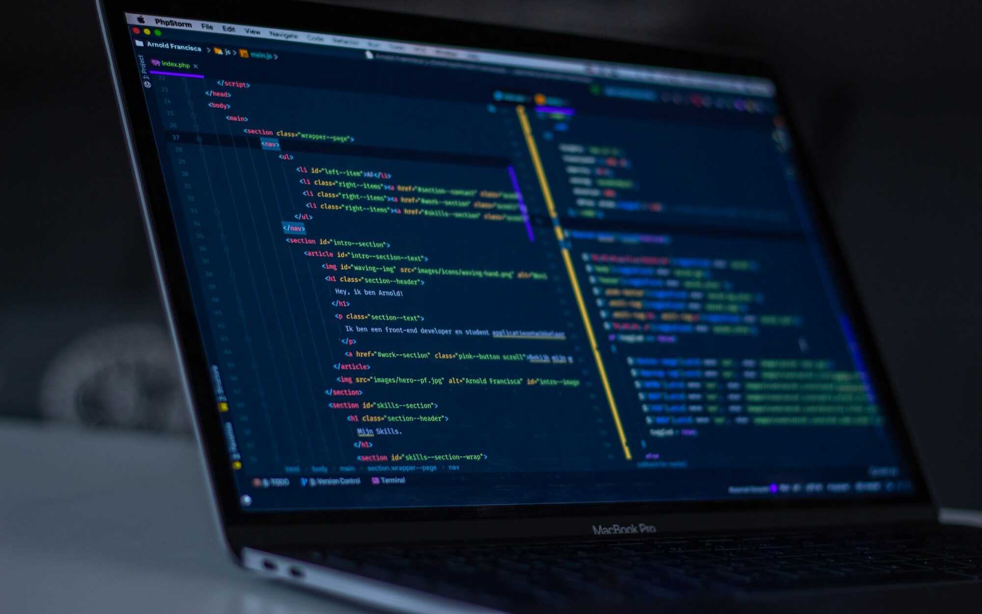 Laptop mit geöffnetem Quellcode einer Website